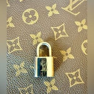 💯 Authentic and Rare Louis Vuitton Silver Lock from Antheia Bag
